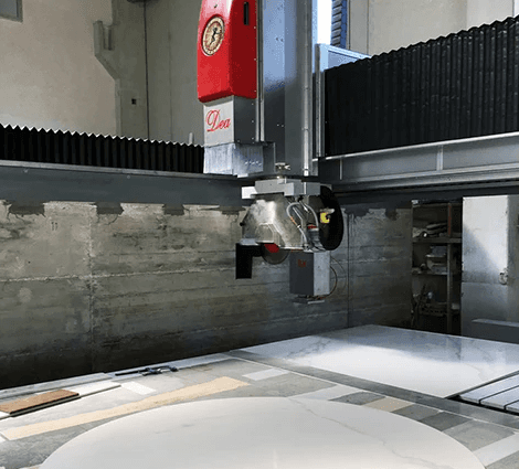 Macchinario CNC nell’officina Tecnomarmi