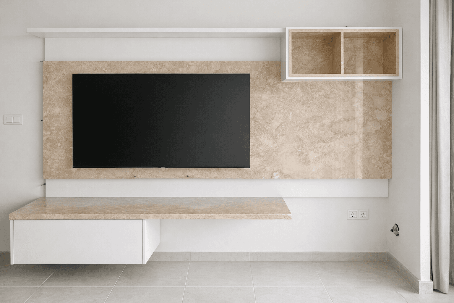 Parete in marmo con TV integrata