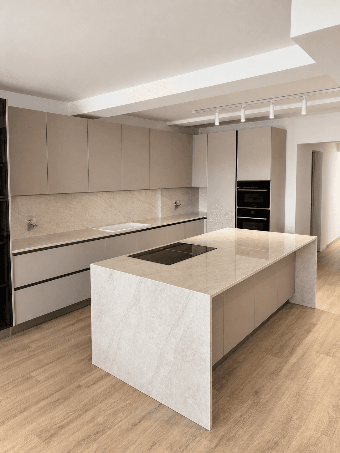 Piano cucina con vasca integrata in ceramica