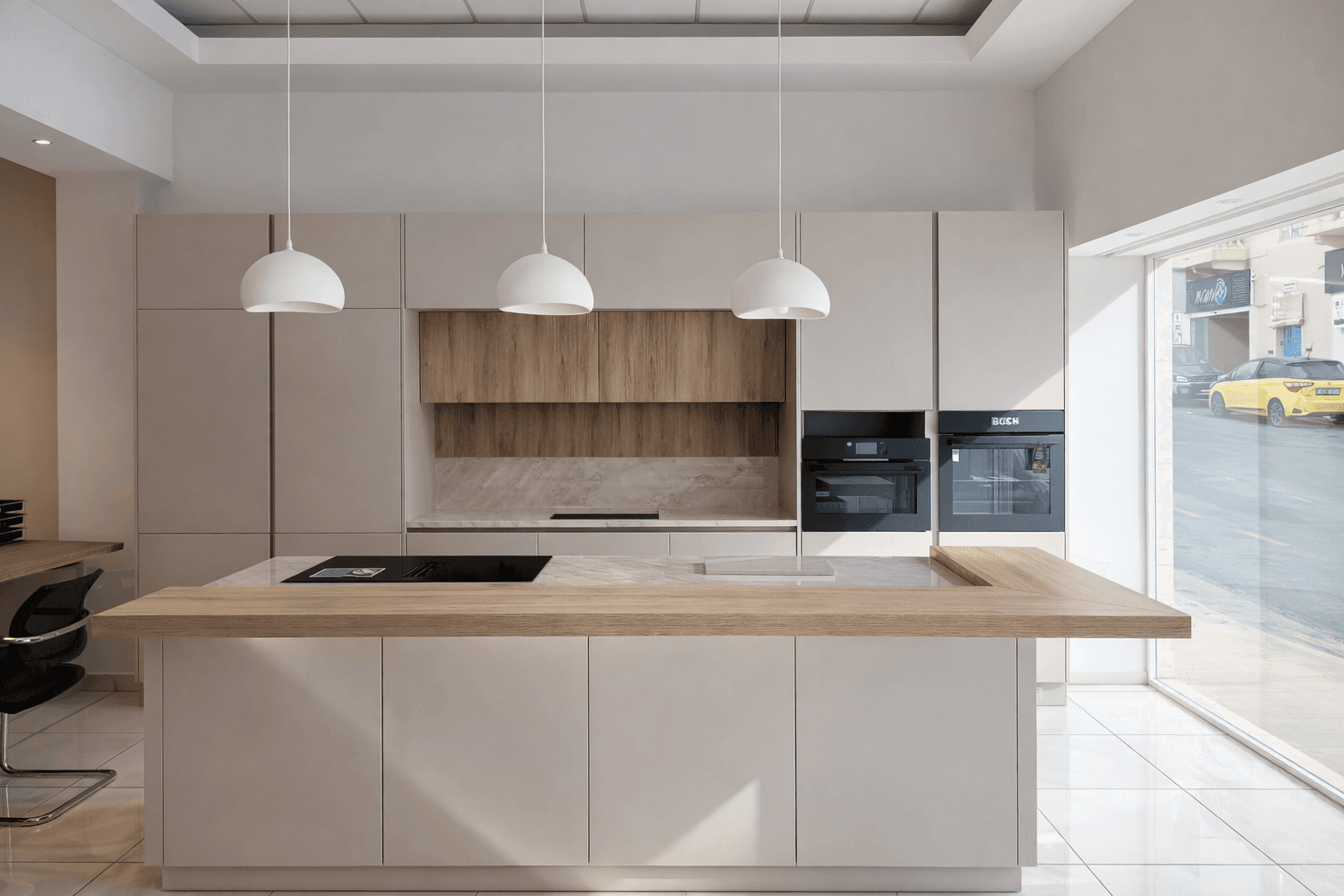 Cucina su misura con top in marmo chiaro