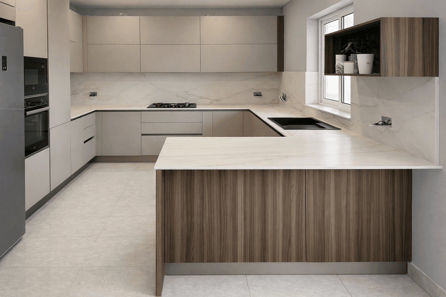 Cucina con top e rivestimento in marmo bianco